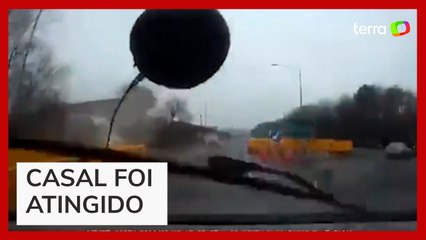 Bola gigante aparece 'do nada' e atinge em cheio automóvel de casal