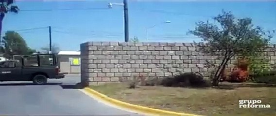 Скачать видео: Enfrentamiento entre soldados y sicarios en Cadereyta NL  abaten 4 sicarios Zetas