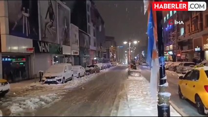 Van'da aşırı kar yağışına dayanamayan ağaç yola devrildi