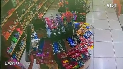 Video herunterladen: Furto registrado por câmeras em Loja de Conveniência de Posto de Combustíveis em Cascavel