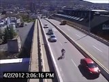 Buen samaritano Auto atropella a ciclista y chofer de autobus detiene su marcha
