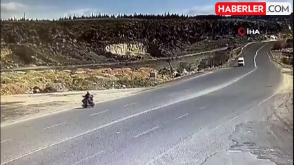 U dönüşü yapan motosiklete minibüsün çarptığı kaza kamerada: 1 ölü