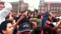 Abuchean manta de Enrique Peña Nieto durante concierto de Paul McCartney en el Zócalo