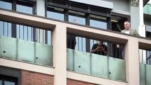 El cantante Justin Bieber sale al balcon del hotel en Norway