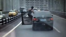 El hombre filmado saliendo del coche mientras se conduce en China