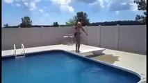 Sexy chica en bikini hace salto invertido en la alberca FAIL