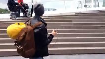 Increible forma de subir las escaleras