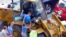 Borracho en Bulldozer choca contra vehiculos estacionados