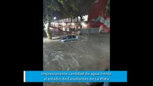 Impresionante cantidad de agua frente al estadio de Estudiantes de La Plata