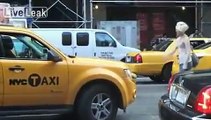 Loca mujer entorpece el tráfico en Nueva York