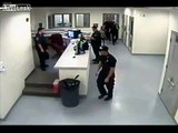 Abuso Policial Policia le apunta a una mujer con un arma en la cara