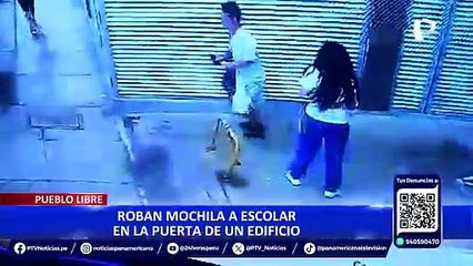 Delincuente cogotea a escolar para robarle mochila afuera de un edificio en Pueblo Libre
