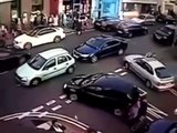 Mujer es atrapada entre 3 vehiculos en un terrible accidente automovilístico