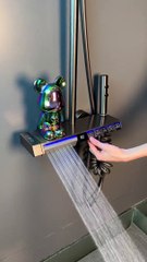 I'm in love with the minimalist design of this shower, it's so elegant.