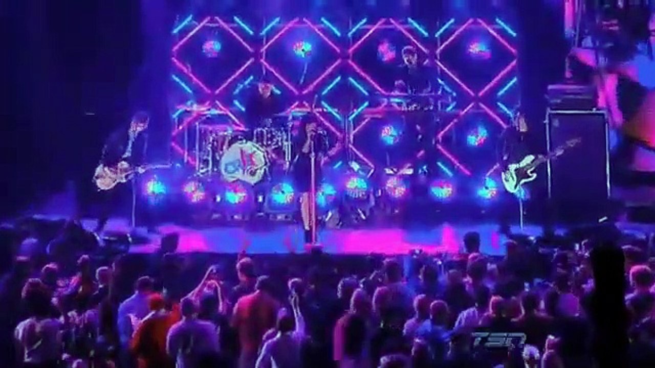 Grey Cup Halftime Show Carly Rae Jepsen performs live This Kiss Vídeo