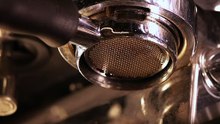 vecteezy_coffee-coming-through-the-portafilter-of-a-coffee-machine_2016487