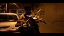 Chico iraní toca el violín en las calles de una impresionante manera
