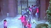 Loco ataca a niños estudiantes con un cuchillo en China Recomendamos Discreción