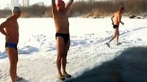 Nadadores valientes nadan en aguas heladas al Norte de China