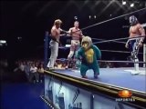 Luchador mexicano lanza con una patada a luchador en traje de mono