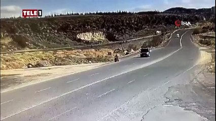 Dönüş yaparken minibüsün çarptığı motosikletli kurtarılamadı