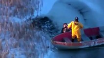 Perro atrapado en el hielo salvado por los rescatistas en Michigan