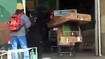 Saqueadores roban tienda en Argentina tras enfrentarse con la policia