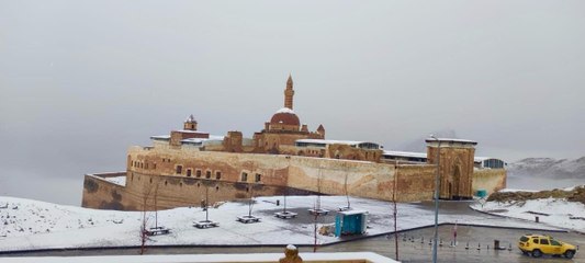 İshak Paşa Sarayı'ndan kar ve sis manzarası 
