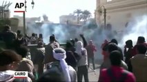 Policías se enfrentan con manifestantes en El Cairo