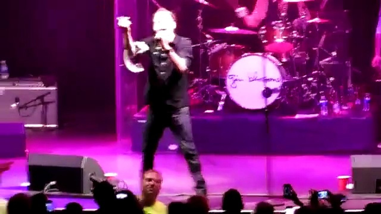 Gin Blossoms Bassist Collapses Onstage Live Vídeo Dailymotion