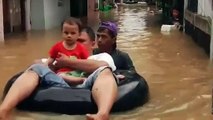Inundaciones en Jakarta dejan a sus pobladores con el agua hasta el cuello