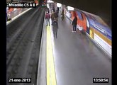 Policia rescata a mujer que se desmaya y cae a vias de tren