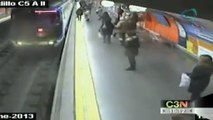 Valiente policía rescata a mujer que cae a las vías del tren en Madrid España