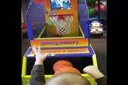 Bebé de 2 años hace impresionantes tiros a la canasta de baloncesto