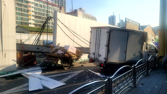 초등학교 통학로 덮친 크레인...기사 등 2명 부상 / YTN