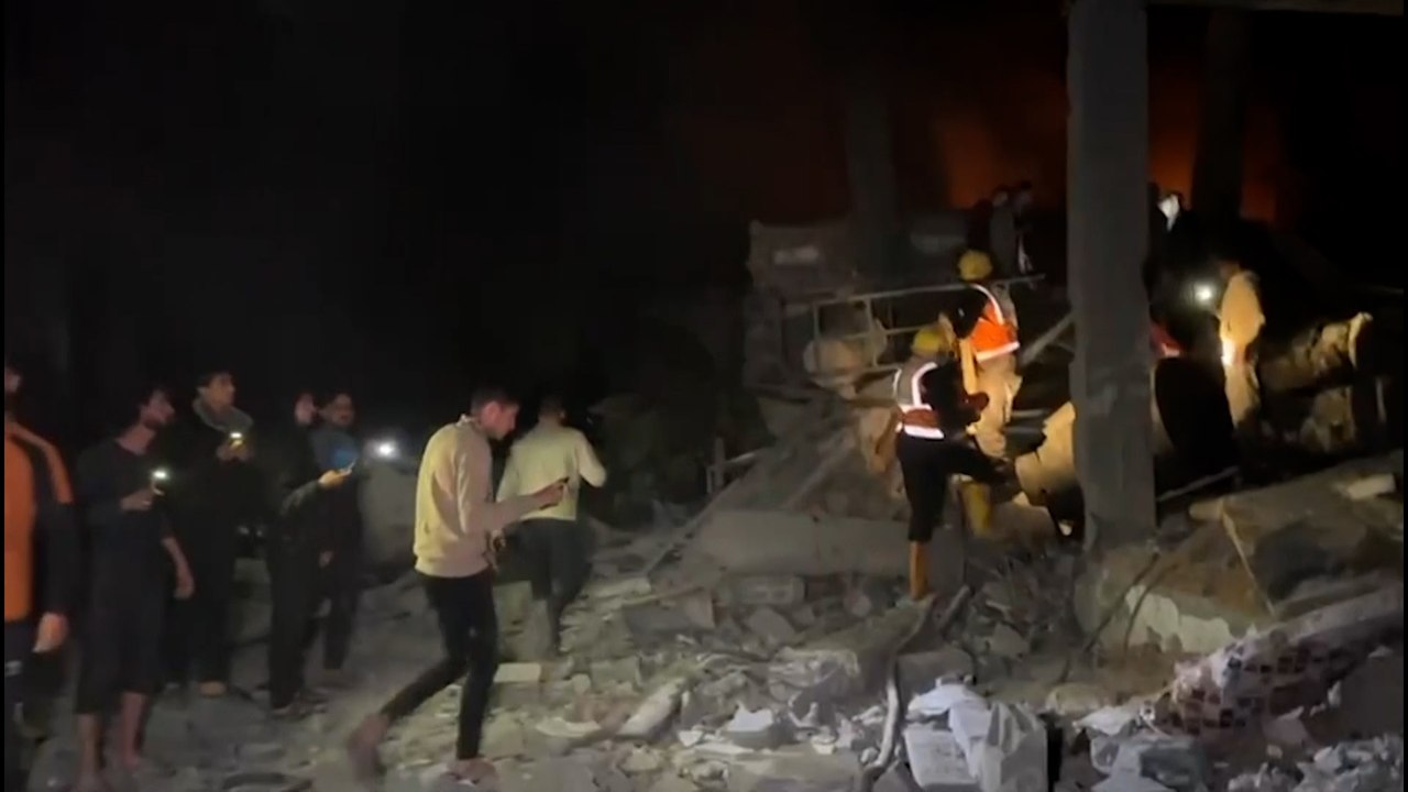 27 شهيدا جراء استهداف طائرات الاحتلال منزلا بمخيم النصيرات