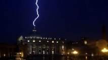 Rayo cae sobre la Basilica De San Pedro después de la renuncia de Benedicto XVI