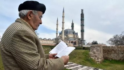 Selimiye'nin emekli müezzini, tarihi camideki 57 yıllık anılarını kitapta topladı
