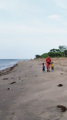 lakad sa tabing dagat ang kambal