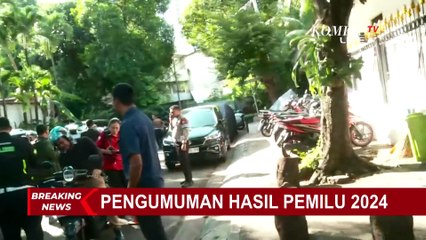 Santai! Anies-Muhaimin Ngabuburit Bareng Naik Vespa, Berburu Takjil di Kawasan Benhil