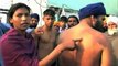 Captan a policia golpeando a mujer con palos en India