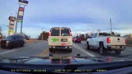 Auto della polizia si ribalta all'inseguimento di un furgone: il video