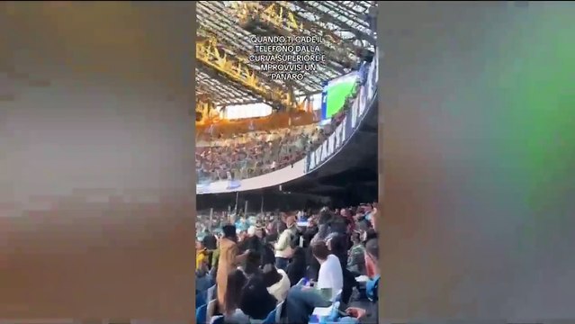 Napoli, un bicchiere e lo scotch per salvare il cellulare caduto