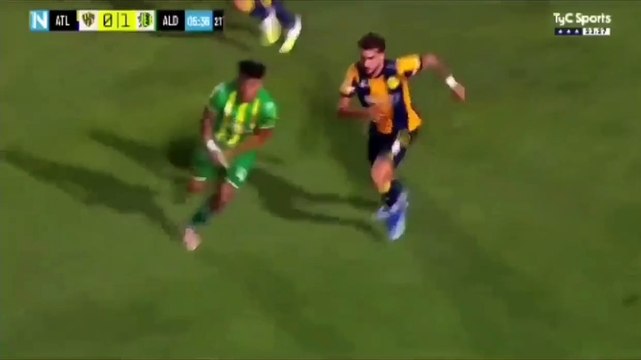 Argentina, rissa in campo: volano calci