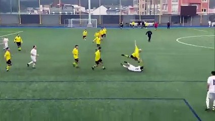 Spagna, assurda rissa in campo: furiosa lite tra veterani