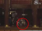 Il video dello studente che fa il gesto della pistola in Senato a Giorgia Meloni