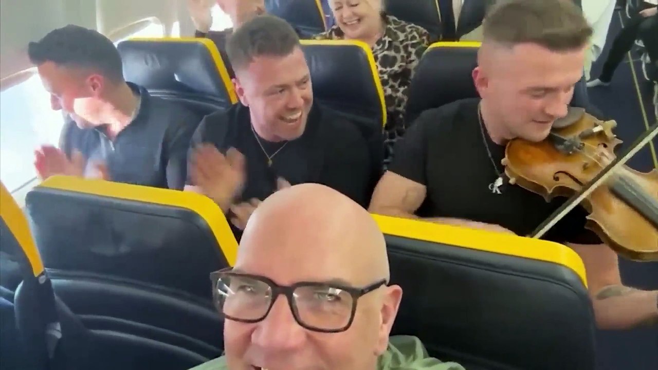 Sorpresa in aereo, passeggero suona il violino ed è subito festa