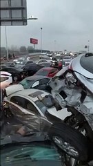 VIDEO Maxi tamponamento su autostrada cinese: auto distrutte