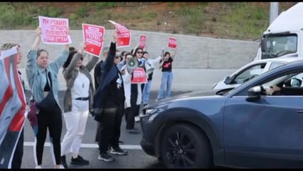 Tel Aviv, familiari degli ostaggi bloccano l'autostrada per protesta