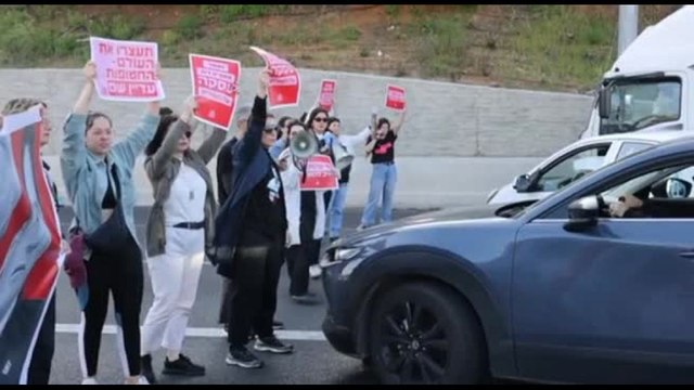 Tel Aviv, familiari degli ostaggi bloccano l'autostrada per protesta